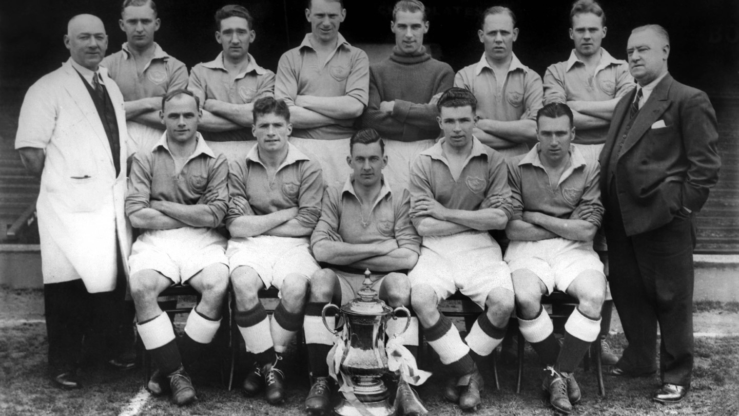 Pompey squad pose with the FA Cup in 1939